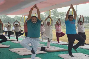 योग दिवस से पहले गिरिडीह में बड़ा अभियान, उपायुक्त ने किया सामूहिक योगाभ्यास