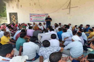 Palamu News: 83 दिनों से हड़ताल पर मनरेगा कर्मी, प्रशासन से की वार्ता की अपील