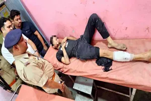 पुलिस पर फायरिंग करना पड़ा भारी, 25 हजार का इनामी बदमाश टिल्लू उर्फ शिवम पुलिस मुठभेड़ में गिरफ्तार, पैर में लगी गोली