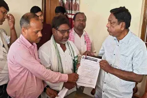 Sahebganj News: 85 दिन से जारी मनरेगा कर्मियों की हड़ताल, आलमगीर आलम से लगाई गुहार