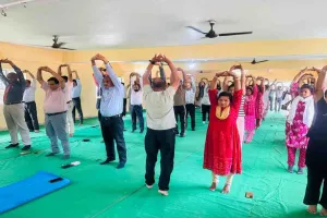 कैंब्रिज ग्रुप के संस्थानों में मना अंतरराष्ट्रीय योग दिवस, विद्यार्थियों और शिक्षकों ने किया योगाभ्यास
