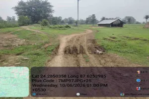 Pakur News: पाकुड़िया में कीचड़ से बदहाल ग्रामीण सड़कें, डस्ट गिराकर मरम्मत की मांग