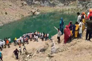 Palamu News: दमदमी गांव में माइंस के गहरे गड्ढे में डूबा युवक, तलाश जारी; ग्रामीणों में आक्रोश 