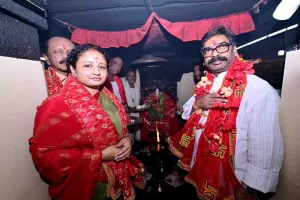 मुख्यमंत्री हेमन्त सोरेन ने पत्नी कल्पना सोरेन संग माँ दिउड़ी मंदिर में की पूजा-अर्चना