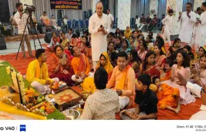 Koderma News: होटल एचएमटी अंपायर में उमड़ा श्रद्धालुओं का सैलाब, भक्ति रस में डूबा नगर