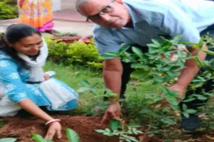 Giridih News: आर के महिला कॉलेज में विश्व पर्यावरण दिवस पर हुआ पौधारोपण