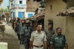 Palamu News: मुहर्रम पर शांति व्यवस्था के लिए पुलिस ने निकाला फ्लैग मार्च