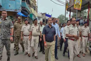 Giridih News: मुहर्रम को लेकर अलर्ट मोड पर प्रशासन, उपायुक्त के नेतृत्व में फ्लैग मार्च