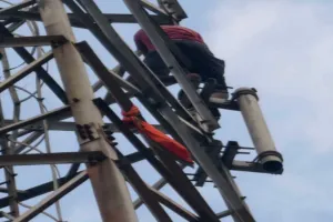 Bokaro News: जमीन विवाद से परेशान युवक हाई-वोल्टेज ड्रामे के बीच मोबाइल टॉवर पर चढ़ा
