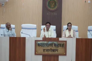 Hazaribagh News: उपायुक्त हेमंत सती ने की स्वास्थ्य विभाग की व्यापक समीक्षा, दिए कई कड़े निर्देश