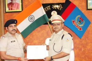 Hazaribagh News: थाना प्रभारी दीपक कुमार सिंह 'आंतरिक सुरक्षा सेवा पदक' से हुए सम्मानित
