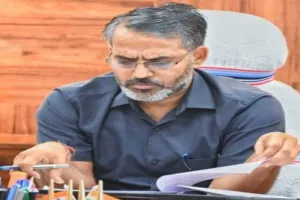 Giridih News: सीएचसी राजधनवार में दवाओं का पर्याप्त स्टॉक, उपायुक्त ने की समीक्षा