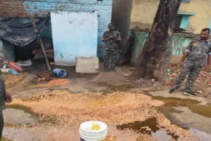Hazaribagh News: उपायुक्त हेमन्त सती के निर्देश पर 300 लीटर अवैध महुआ शराब जब्त