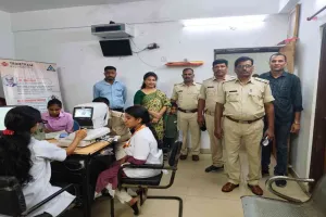 Jamshedpur News: मुनमुन चक्रवर्ती की पहल पर पुलिसकर्मियों के लिए आयोजित हुआ आई चेकअप कैंप