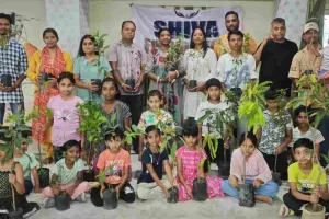​शिवा फाउंडेशन की अनूठी पहल: 'एक पेड़ माँ के नाम' अभियान के तहत बच्चों और अभिभावकों को बांटे गए पौधे