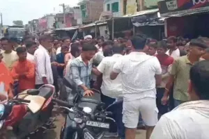Godda News: पोड़ैयाहाट में मुखिया पर ताबड़तोड़ फायरिंग, गुस्से में बाजार बंद कर थाने पहुंचे ग्रामीण