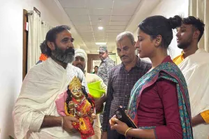 नंगे पांव भगवान को गोद में लेकर समाहरणालय पहुंचे महंत, मंदिर की जमीन बचाने की लगाई गुहार