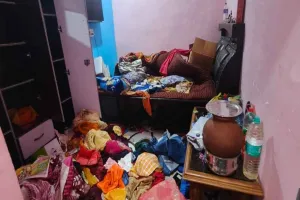 Giridih News: घर खाली मिला तो चोरों ने किया बड़ा खेल, 5 लाख के जेवर और नकदी लेकर फरार