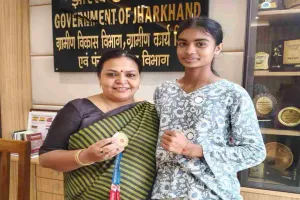 स्वर्ण पदक विजेता शिक्षा से मिलीं मंत्री दीपिका पांडेय सिंह, उज्ज्वल भविष्य की दी शुभकामनाएं