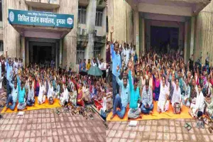 7-8 माह से वेतन नहीं मिलने पर फूटा स्वास्थ्यकर्मियों का गुस्सा, दुमका में धरना देकर दी आंदोलन की चेतावनी