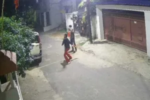 आरएसएस कार्यालय पर पेट्रोल बम फेंककर दिल्ली भाग रहे थे आरोपी, चलती ट्रेन में ऐसे चढ़ा पुलिस के हत्थे