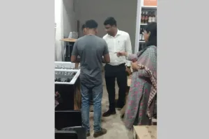 चास के कुर्रा में छापेमारी से हड़कंप, शराब दुकान से मिली 556 एक्सपायरी बियर