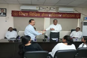 Koderma News: व्यवहार न्यायालय में सेवानिवृत्त कर्मी राजकुमार राय को मिली भावभीनी विदाई