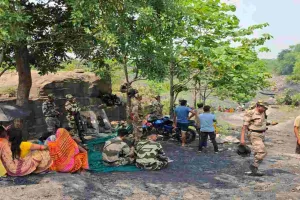 Dhanbad News: अवैध कोयला भंडारण स्थल पर छापेमारी, पांच हाइवा कोयला जब्त