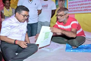 प्रशासनिक संवेदनशीलता की मिसाल: उपायुक्त ने खुद गाड़ी रुकवाकर खत्म कराया सतीश जायसवाल का अनशन