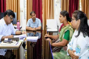 Koderma News: अपर समाहर्ता ने सुनीं समस्याएं, अधिकारियों को दिए त्वरित कार्रवाई के निर्देश