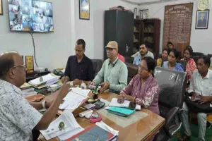 बीडीओ राजेश सिन्हा की अध्यक्षता में कनीय अभियंताओं और पंचायत सचिवों की समीक्षा बैठक