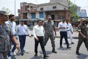 Hazaribagh News: सड़क सुरक्षा पर उपायुक्त सख्त, ईचाक मोड़ एनएच का किया औचक निरीक्षण