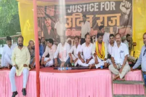 Koderma News: सेक्रेड हार्ट स्कूल के छात्र उदित राज की मौत का मामला, दूसरे दिन भी जारी रहा अनिश्चितकालीन धरना