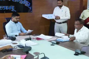 पलामू जनता दरबार: बच्चे को अनाथ आश्रम भेजने पहुंची महिला, उपायुक्त ने बढ़ाया मदद का हाथ