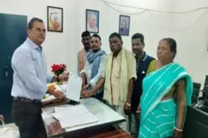 Pakur News: आदिवासी सेंगेल अभियान के प्रतिनिधि मंडल ने बीडीओ को सौंपा मांग पत्र 