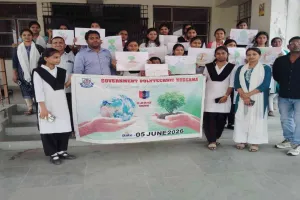 Koderma News: राजकीय पॉलिटेक्निक में पर्यावरण दिवस, प्राचार्य ने किया पौधारोपण