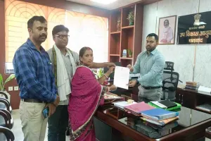 बलियापुर में गहराया जल संकट; प्रखंड प्रमुख पिंकी देवी ने डीसी को सौंपा मांग पत्र