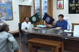 Deoghar News: डीसी सौरभ कुमार भुवानिया ने जनता दरबार में सुनीं समस्याएं