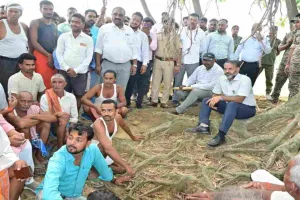 Giridih News: तालाब निर्माण पर ग्रामीणों की आपत्ति के बाद खेतों में पहुंचे उपायुक्त रामनिवास यादव