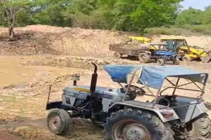 Koderma News: बीडीओ और मुखिया ने नहीं सुनी गुहार, ग्रामीणों ने खुद किया तालाब का जीर्णोद्धार