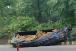 Koderma News: नौवां माइल के पास आलू लदा ट्रक पलटा, ब्रेक फेल होने से हुआ हादसा