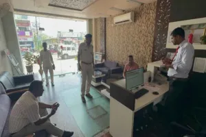 Pakur News: होटलों में फायर सेफ्टी को लेकर प्रशासन सख्त, एसडीएम ने किया औचक निरीक्षण