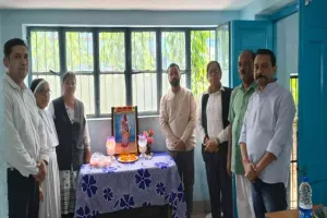 Koderma News: अधिवक्ता सूरज सिन्हा की माताजी की पुण्यतिथि पर निराश्रितों के बीच बंटी खाद्य सामग्री