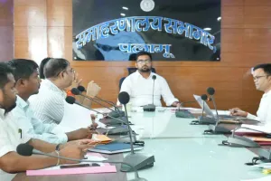 Palamu News: उपायुक्त दिलीप सिंह शेखावत ने खरीफ तैयारियों और कृषि योजनाओं की समीक्षा की