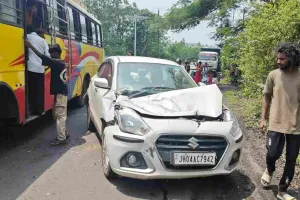 Dumka News: स्टेट हाईवे पर 18 पहिया ट्रेलर ने मचाया तांडव; चार वाहन क्षतिग्रस्त, आधा दर्जन घायल