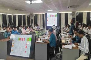 Giridih News: उप विकास आयुक्त स्मृता कुमारी ने की मनरेगा और आवास योजनाओं की गहन समीक्षा