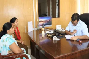 Koderma News: उपायुक्त उत्कर्ष गुप्ता ने जनता दरबार में सुनीं आमजनों की समस्याएं