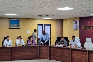 Dhanbad News: उप विकास आयुक्त ने लंबित डीसी विपत्रों की समीक्षा की, समयबद्ध समायोजन के दिए निर्देश