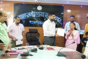 Palamu News: डीसी दिलीप प्रताप सिंह शेखावत ने जनता दरबार में सुनीं आमजनों की समस्याएं