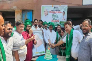 Koderma News: राजद कार्यकर्ताओं ने मनाया लालू प्रसाद यादव का 79वां जन्मदिन